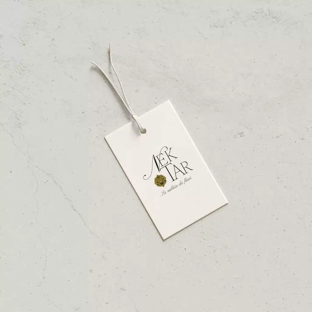 Identité visuelle douce et contemporaine pour la marque Kaia, design typographique bleu sur fond neutre, création par Clemara Studio