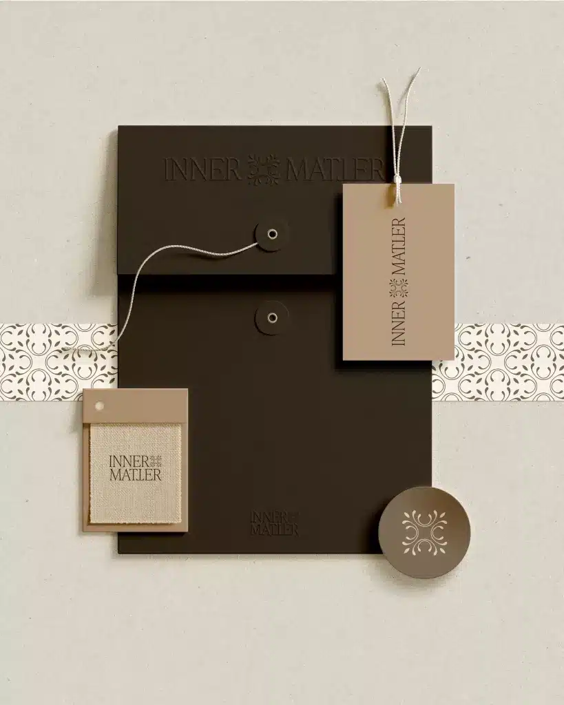 Identité visuelle douce et contemporaine pour la marque Kaia, design typographique bleu sur fond neutre, création par Clemara Studio