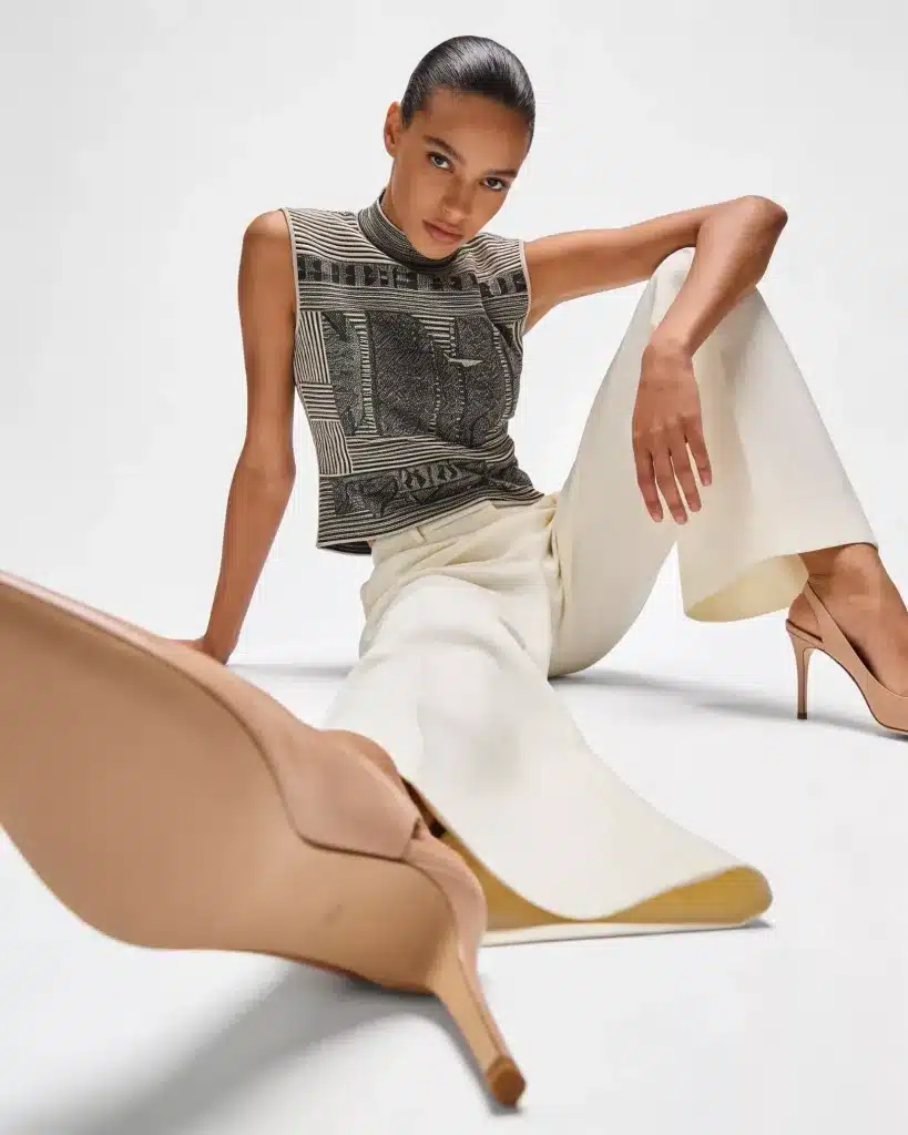 Identité visuelle douce et contemporaine pour la marque Kaia, design typographique bleu sur fond neutre, création par Clemara Studio