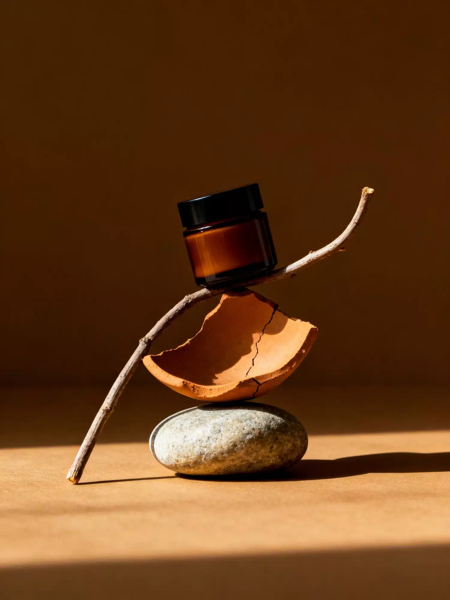 Création d’images par IA : flacons ambrés sur fond brun, composition naturelle avec pierres et bois, lumière chaude et direction artistique minimaliste