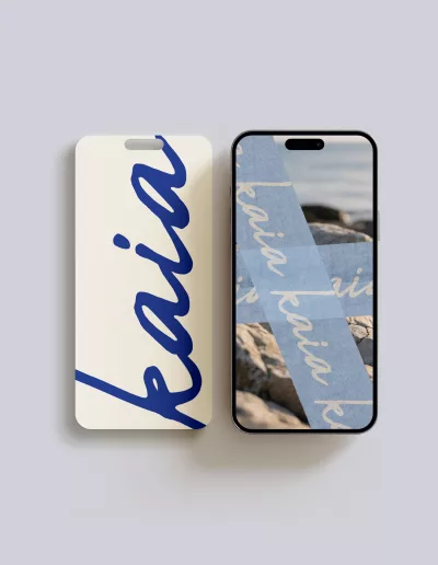 Identité visuelle douce et contemporaine pour la marque Kaia, design typographique bleu sur fond neutre, création par Clemara Studio